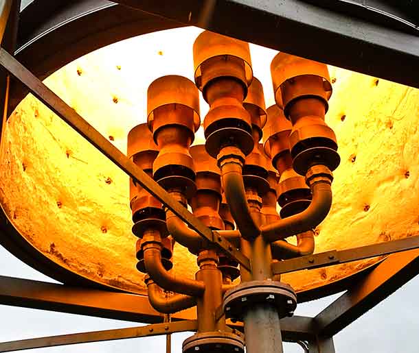 Industrial lighting unit with multiple lamps, illuminated from below.