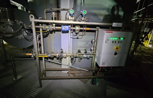 Industrial plant with control unit and measuring devices